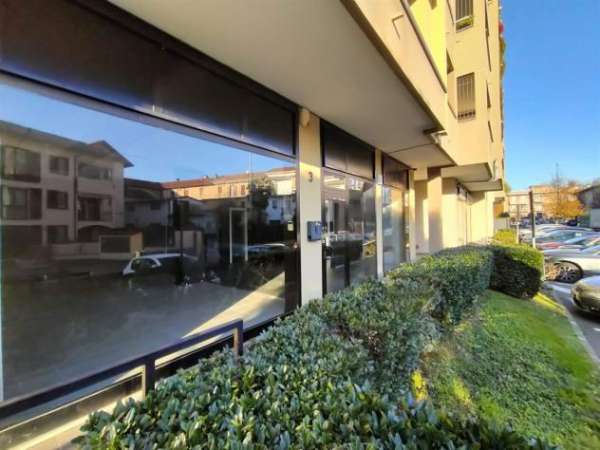 Foto Vedano al Lambro centro negozio ben visibile
