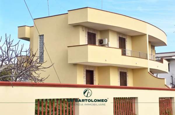 Foto VIA CACACE VILLA SU TRE LIVELLI