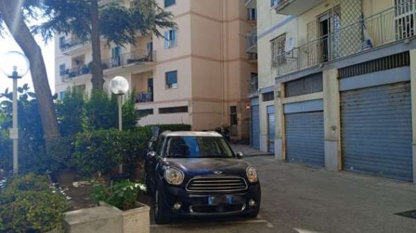 Foto Via Caravaggio box auto 40 mq in parco con guardiania