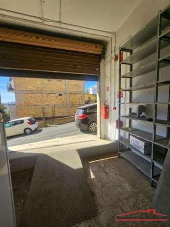 Foto Via Caserta Crocevia - Magazzino fronte strada zona semicentrale