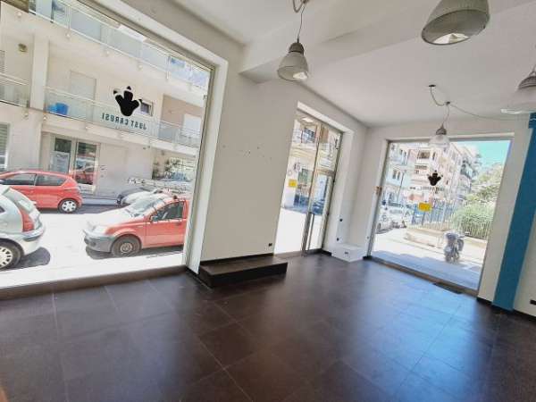 Foto VIA EUMELO ANGOLO VIA ARCHIA:BASSO COMMERCIALE CON ESPOSIZIONE ANGOLARE