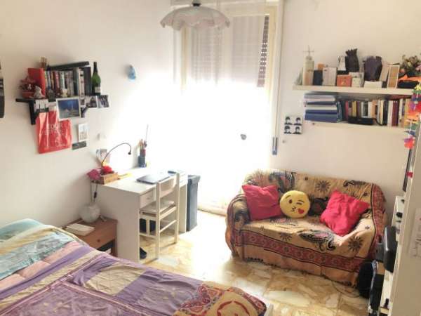 Foto Via Garibaldi laterale a ragazza singola con letto matrimoniale e balcone