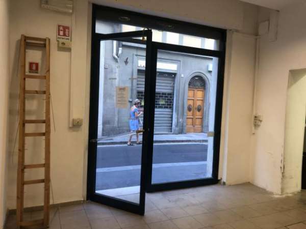 Foto VIA ROMANA affittiamo fondo commerciale mq.50 con due sporti su strada, composto da due ampi vani, oltre retrobottega e servizio, il tutto in buone co