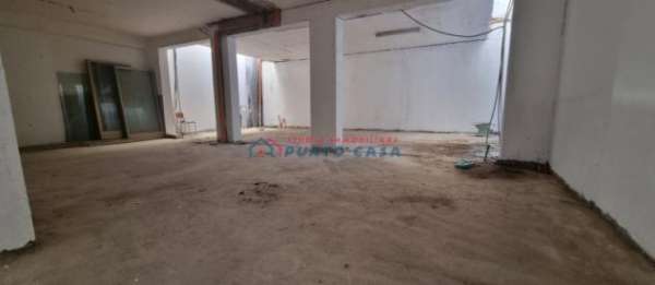 Foto VIA VESPRI � Magazzino di 100 mq ca. - vano unico. Euro 280