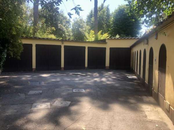 Foto VIA VITTORIO EMANUELE , adiacenze via Stibbert e piazza Giorgini, affittiamo comodo box auto di facile accesso con apertura condominiale automatizzata