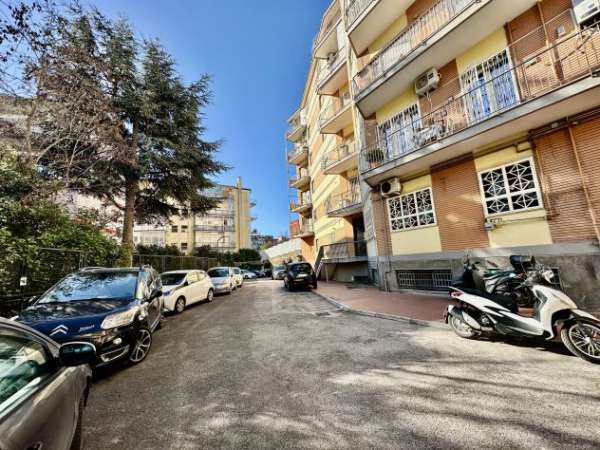 Foto VIALE COLLI AMINEI LOCALE COMMERCIALE