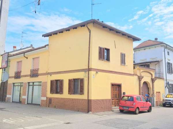 Foto VICINANZE GRANOZZO C.M. OTTIMA CASA LIBERA SU 3LATI AUTONOMA ARREDATA BOX AUTO