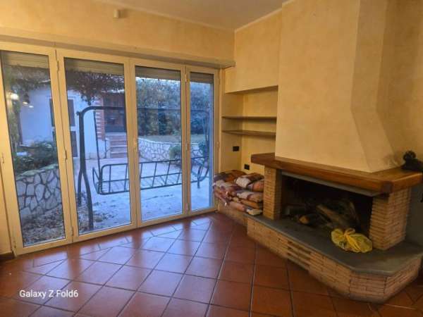 Foto VILLA A SCHIERA AXA VIA FANOCLE