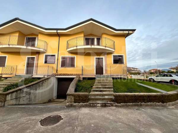 Foto Villa a schiera in affitto a Baia E Latina