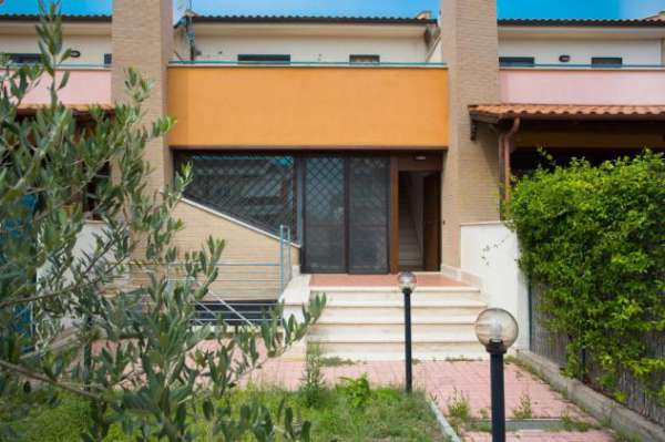 Foto Villa a schiera in affitto a Roma