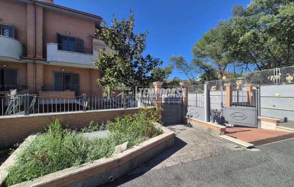 Foto Villa a schiera in affitto a Roma