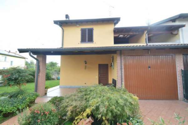 Foto Villa a schiera in affitto a Vernate