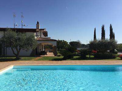 Foto Villa bifamiliare in Affitto, pi di 6 Locali, 4 Camere, 240 mq