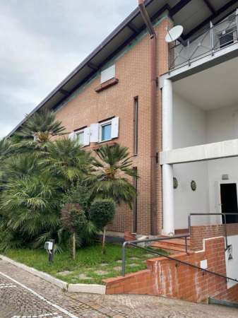 Foto Villa bifamiliare in affitto a Aversa