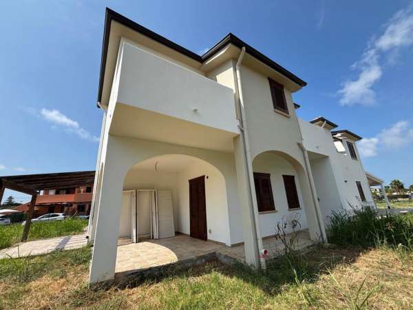 Foto Villa bifamiliare in affitto a Campofelice Di Roccella