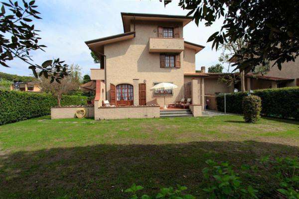 Foto Villa bifamiliare in affitto a Forte Dei Marmi