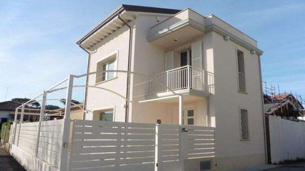 Foto Villa bifamiliare in affitto a Forte Dei Marmi