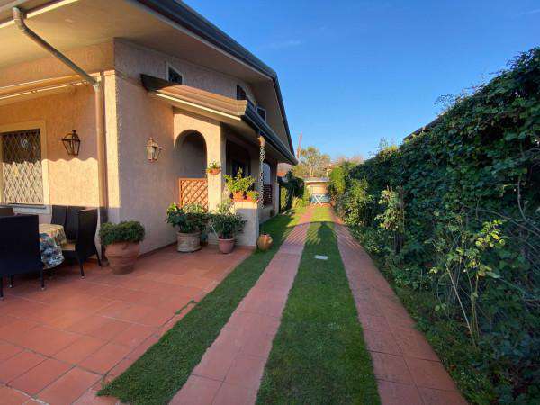Foto Villa bifamiliare in affitto a Forte Dei Marmi