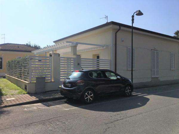 Foto Villa bifamiliare in affitto a Forte Dei Marmi