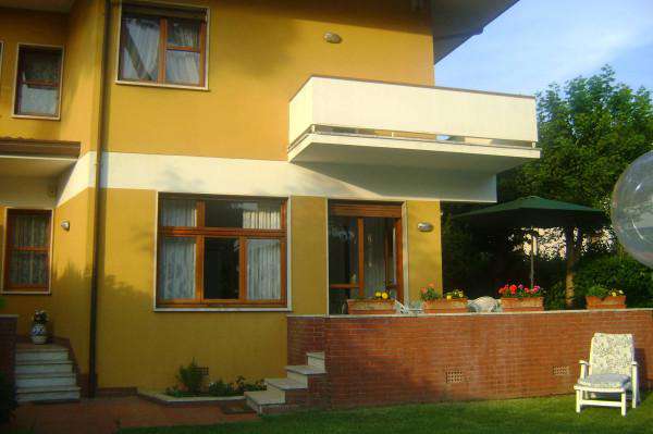 Foto Villa bifamiliare in affitto a Forte Dei Marmi