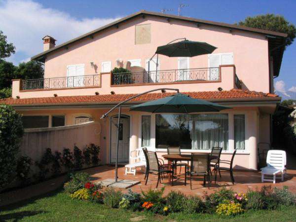 Foto Villa bifamiliare in affitto a Forte Dei Marmi