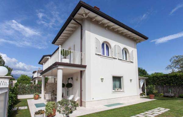 Foto Villa bifamiliare in affitto a Forte Dei Marmi