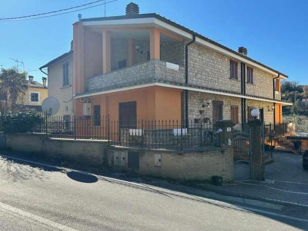 Foto Villa bifamiliare in affitto a Terni
