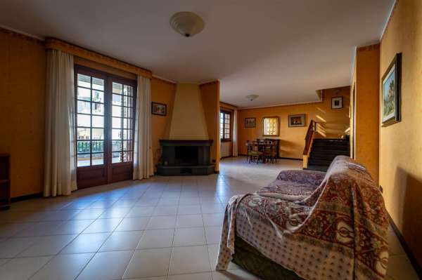 Foto Villa bifamiliare in affitto a Valverde