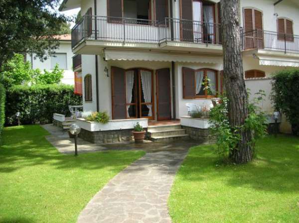 Foto VILLA BIFAMILIARE MARINA DI PIETRASANTA