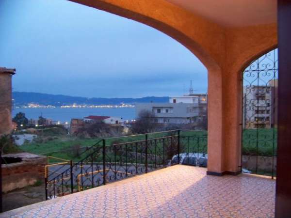 Foto Villa con splendida vista sullo stretto