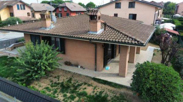 Foto Villa di 198 m con 4 locali e box auto in affitto a Valera Fratta