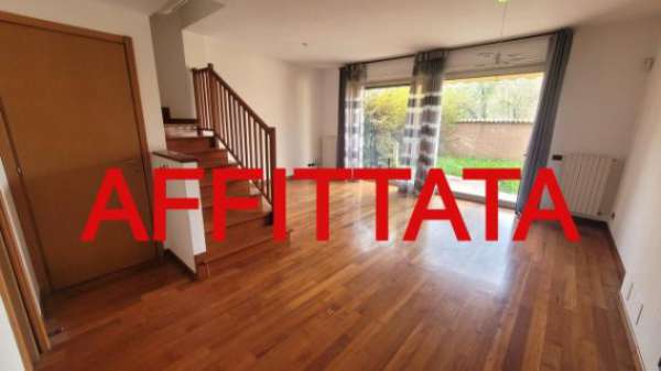 Foto Villa di 281 m con pi di 5 locali e box auto doppio in affitto a Arese