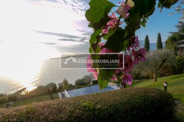 Foto Villa direttamente sul lago con mq 3000 giardino privato, piscina, darsena privata direttamente a lago