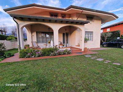 Foto Villa in Affitto, 6 Locali, 250 mq, Forte dei Marmi (Vittoria Ap