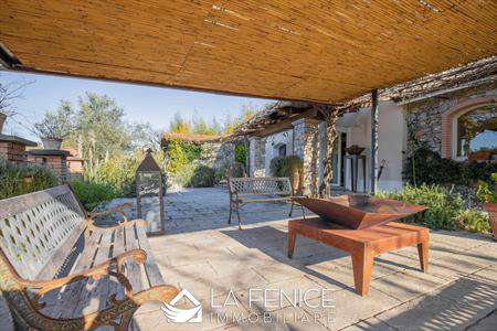 Foto Villa in Affitto, pi di 6 Locali, 3 Camere, 216 mq (VEZZANO LIG