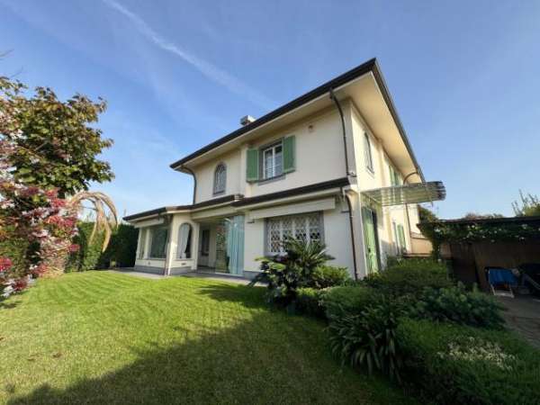 Foto Villa in affitto a Forte dei Marmi 220 mq  Rif: 1252816