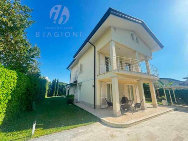 Foto Villa in affitto a Forte dei Marmi 250 mq  Rif: 1323127