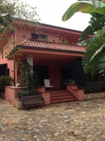 Foto Villa in affitto a Palermo - 6 locali 300mq