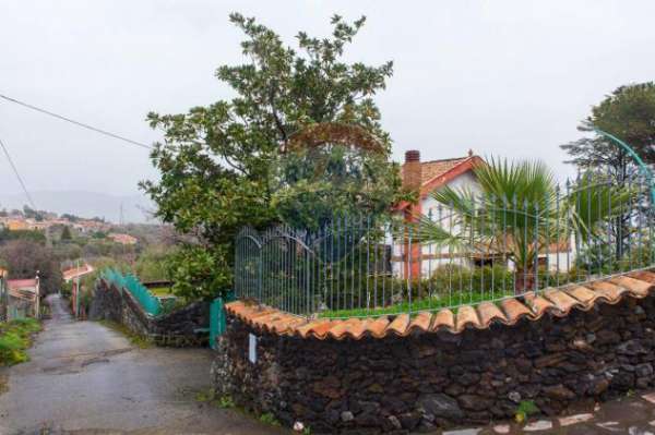 Foto Villa in affitto a Piedimonte Etneo - 6 locali 240mq
