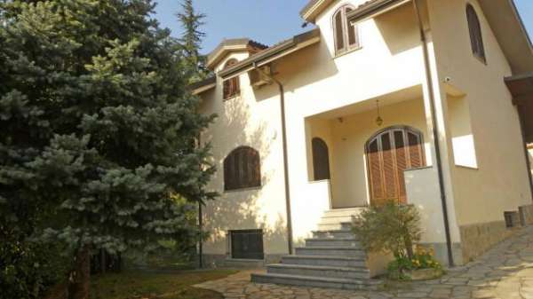 Foto Villa in affitto a San Mauro Torinese - 10 locali 395mq