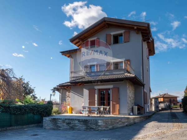 Foto Villa in affitto a Varese