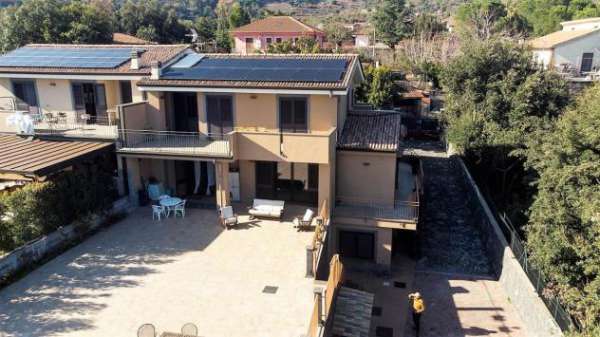 Foto Villa in affitto a Zafferana Etnea - 6 locali 160mq