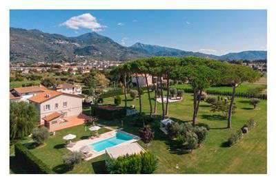 Foto Villa in buono stato di 300 mq. a Marina Di Pietrasanta
