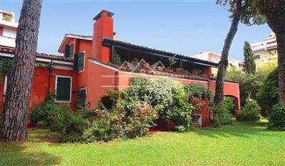 Foto Villa in buono stato di 450 mq. a Avenza