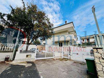 Foto Villa o villino in Affitto, 5 Locali, 200 mq (Giugliano in Campa