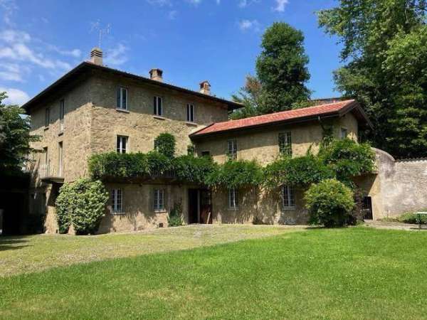 Foto Villa plurifamiliare in affitto a Colle Brianza