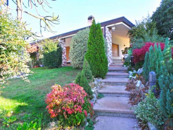 Foto Villa singola con grande giardino