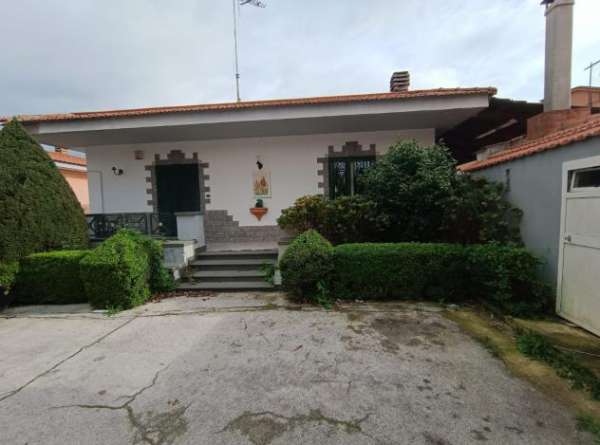 Foto Villa unifamiliare in affitto a Napoli - 4 locali 215mq