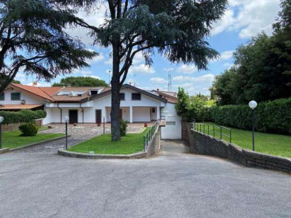 Foto Villa unifamiliare in affitto a Roma - 6 locali 250mq