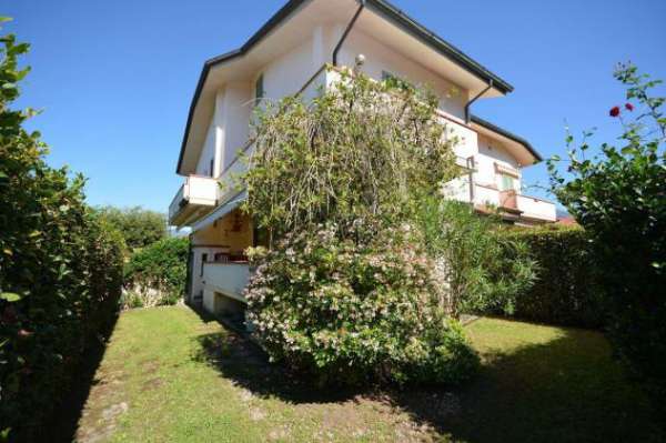 Foto Villetta bifamiliare in affitto a Cinquale - Montignoso 200 mq  Rif: 1397388